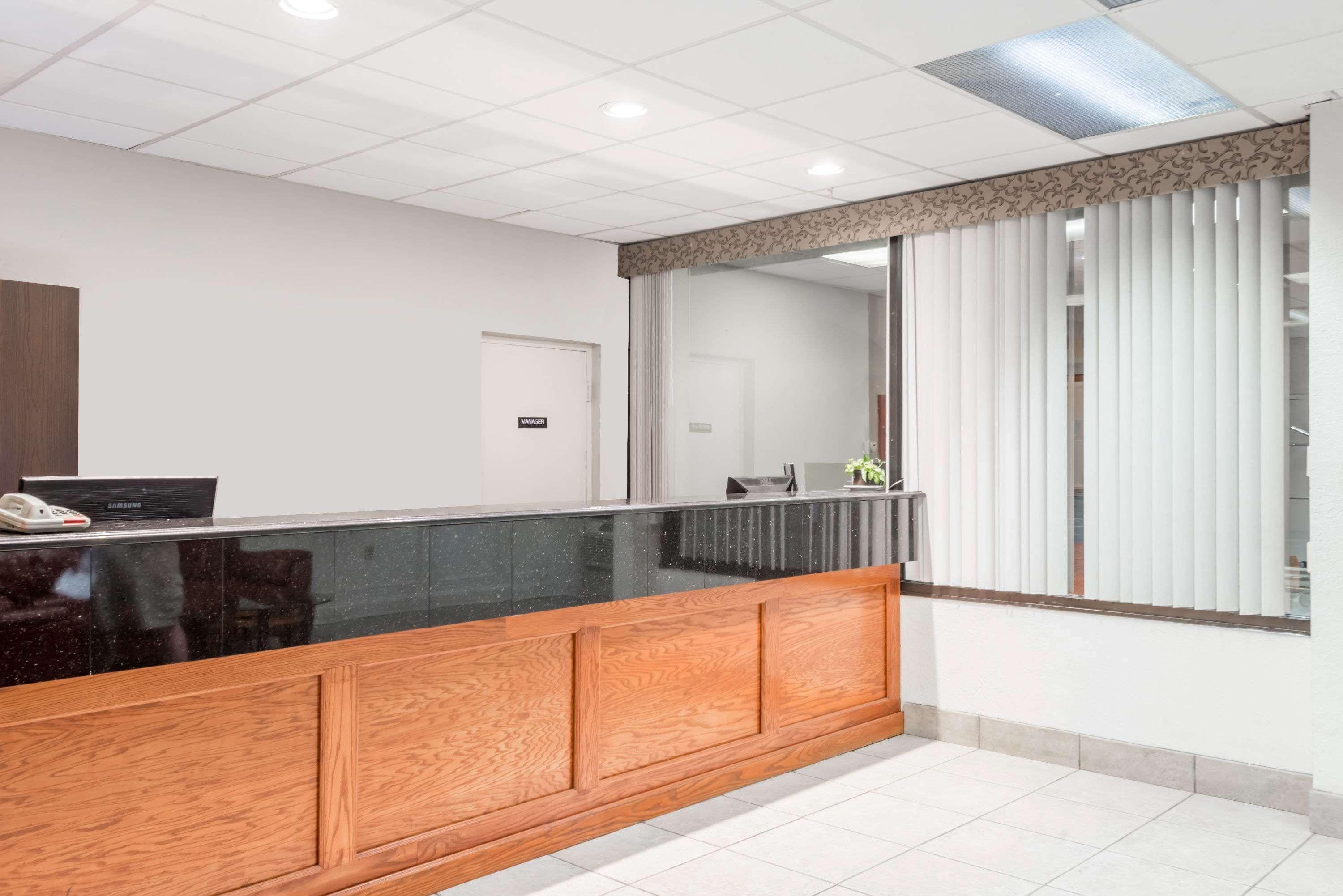 Super 8 By Wyndham Danbury Motel Buitenkant foto