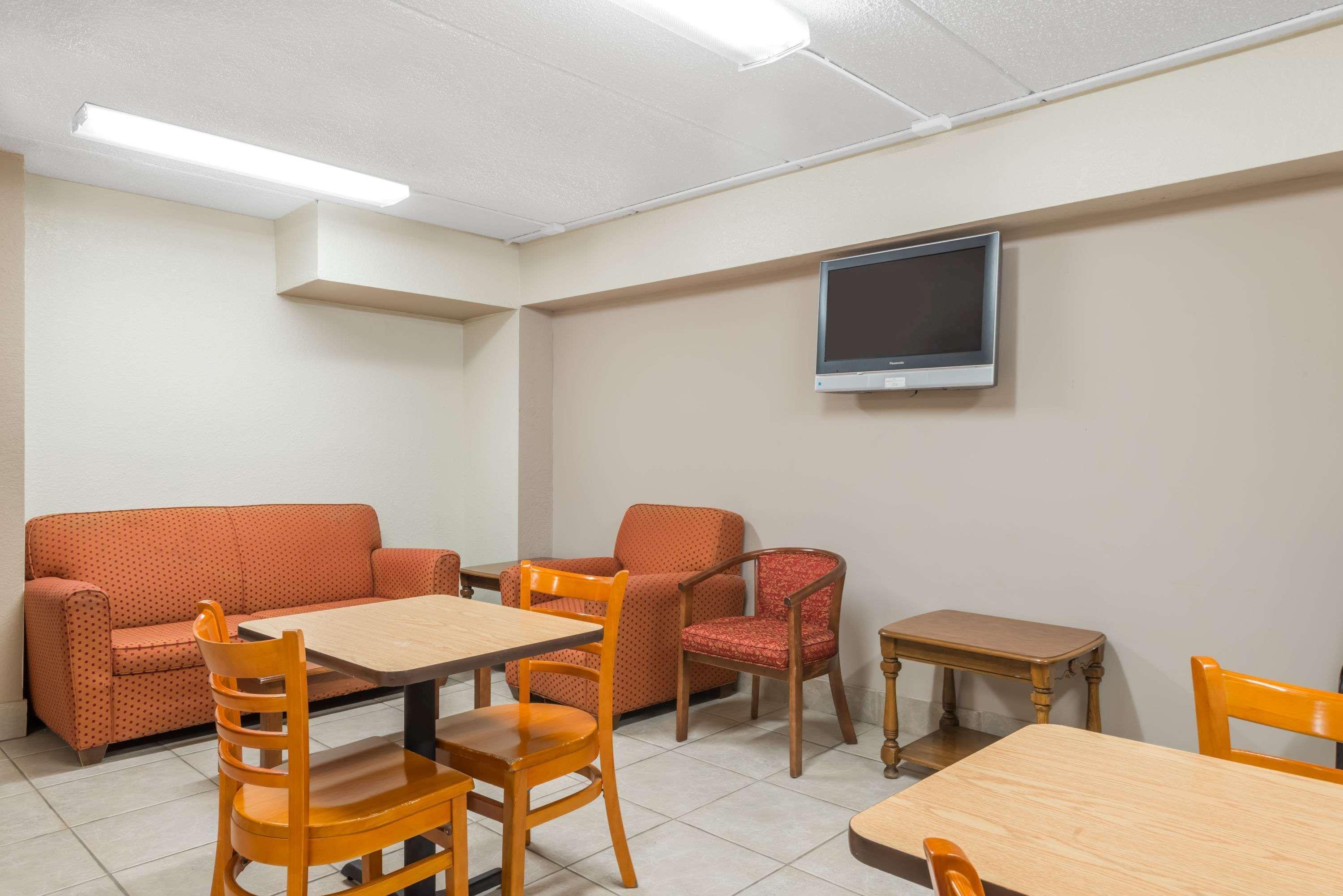 Super 8 By Wyndham Danbury Motel Buitenkant foto