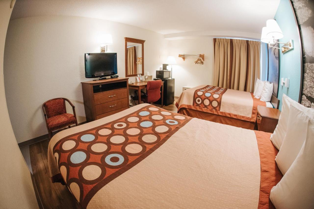 Super 8 By Wyndham Danbury Motel Buitenkant foto